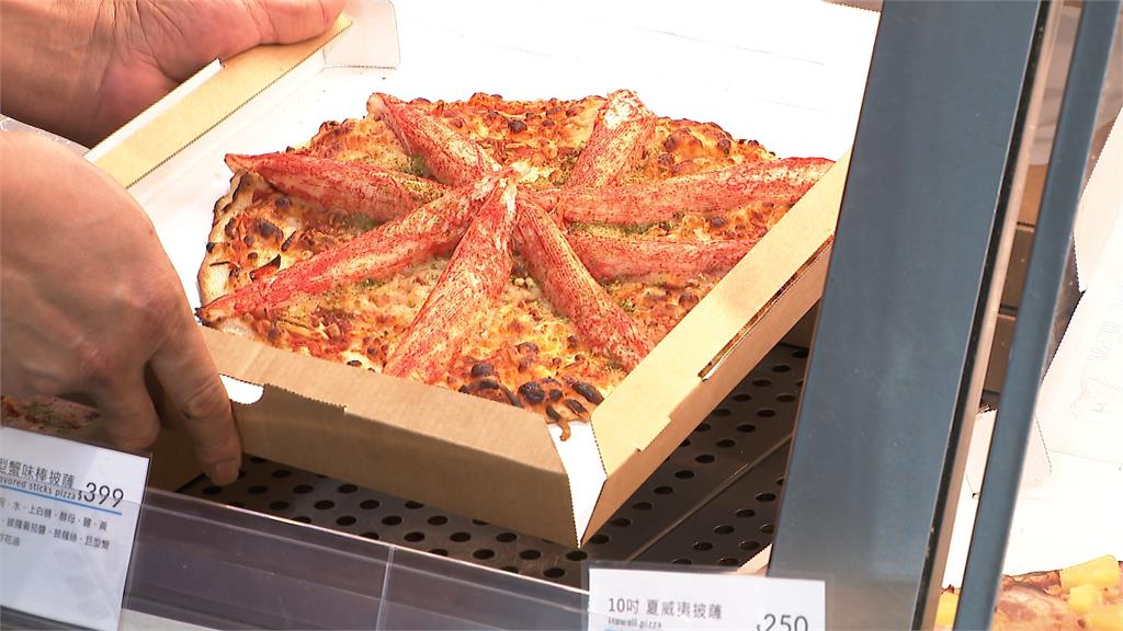 軟殼蟹、金沙火山全上桌　賣場推百元披薩搶過年商機