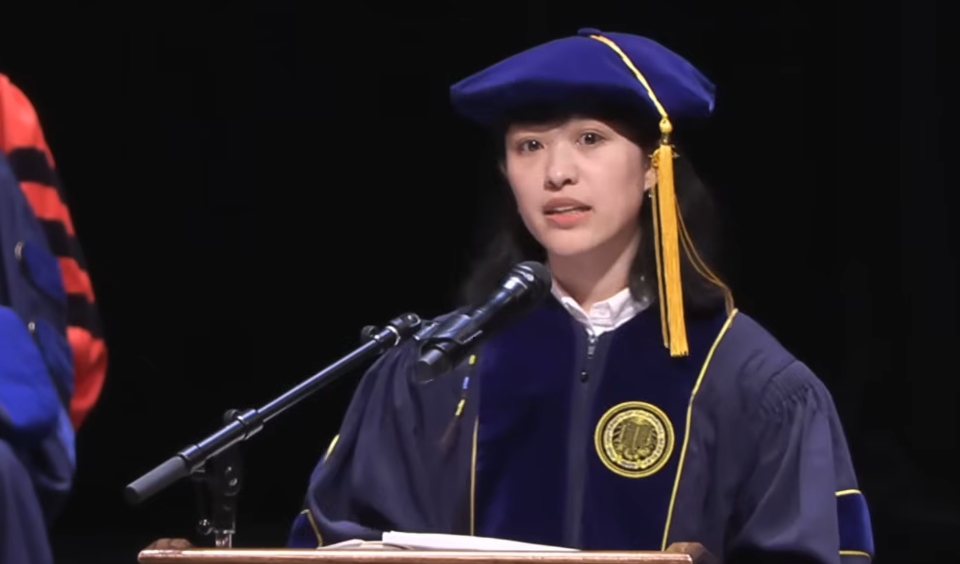 來自台灣的精彩力量!寶島正妹登名校畢典「博士生致詞」母校台大驕傲祝賀