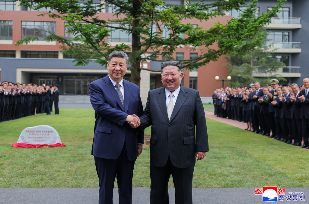 習近平有老花？北韓官媒罕見公開「新造型照片」日媒驚訝反應曝光