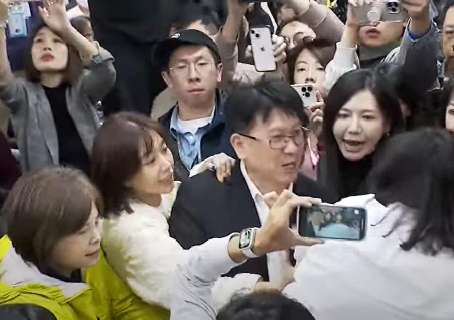 快新聞/為選罷法爆衝突!綠營女立委團團包圍林思銘 王美惠疑遭出手推倒