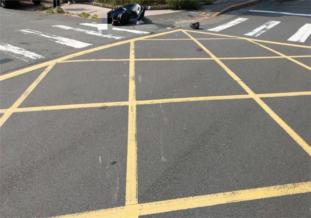 快新聞／內湖巷內爆死亡車禍！賓士名車左轉撞機車　七旬騎士頭重傷不治