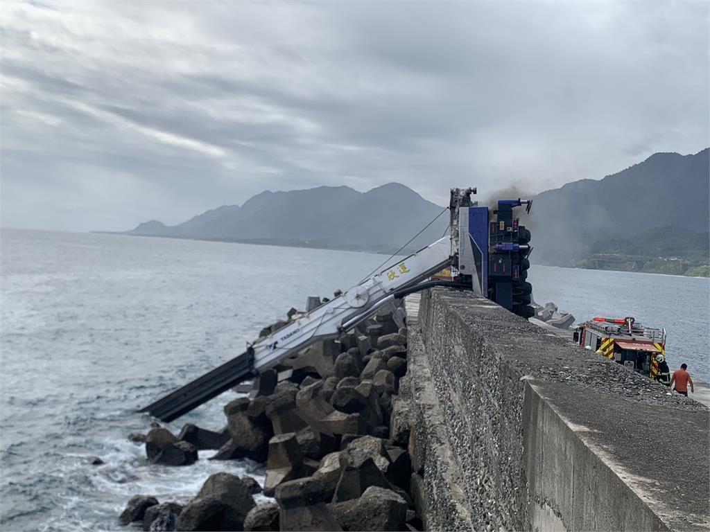 最新／台東新港漁港意外！吊車不慎翻覆釀1死1傷　畫面曝光