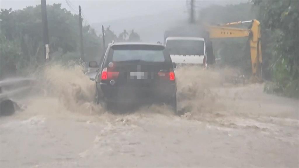 暴雨炸南台灣！屏東三地門土石崩塌　排水設施遭堵、大水灌進民宅