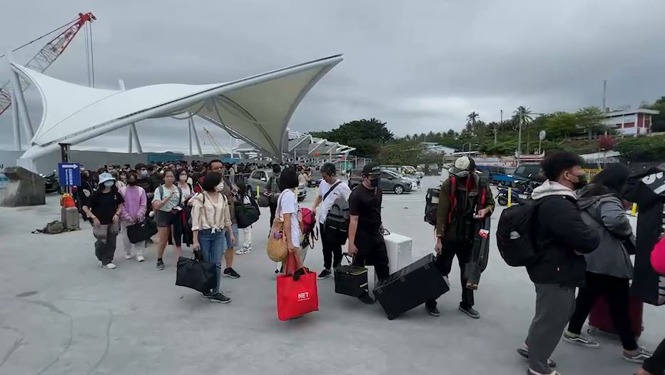 快新聞/清明連假首日湧出遊潮! 台東富岡漁港、桃機人潮滿滿畫面曝
