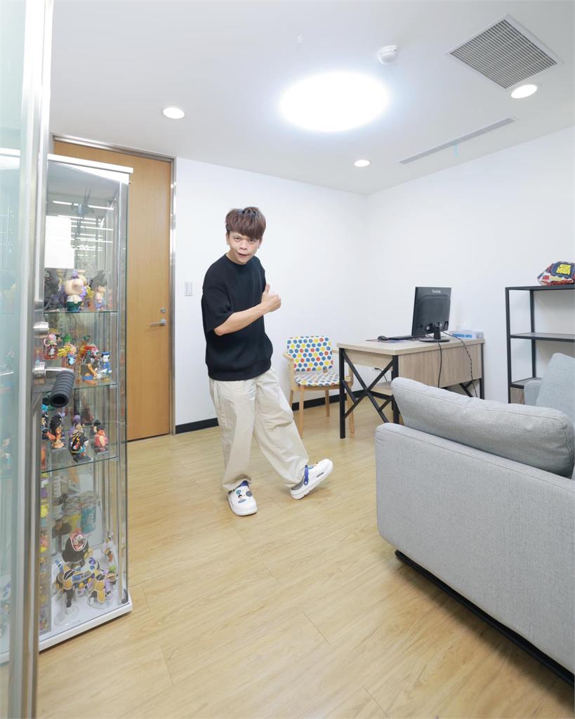 蔡阿嘎「坐鎮蘿拉辦公室」淨化髒東西!突抖大猛料…網嚇:也太可憐