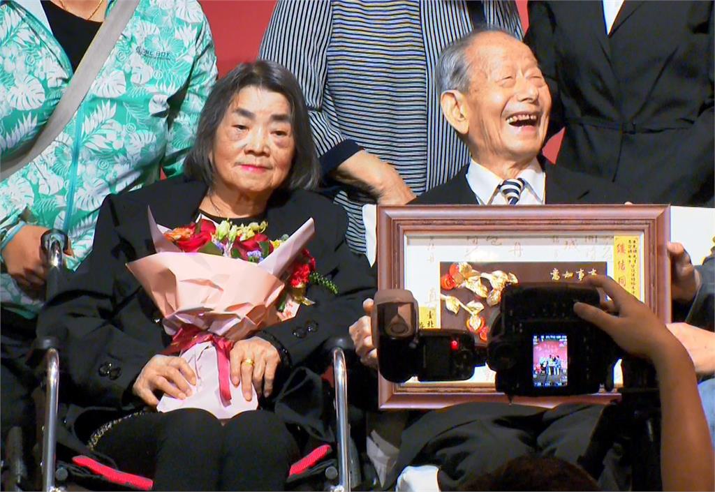 金婚表揚典禮飄粉紅泡泡！　「白金婚」爺奶盛裝出席