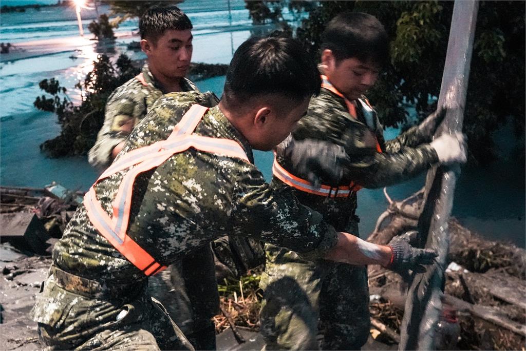 房子被泥漿灌滿剩屋頂！逾20國軍「破頂救援」空拍圖震撼曝光…萬網全淚目