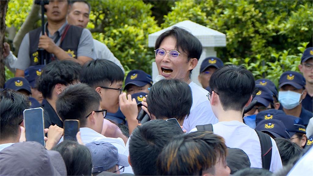 網傳遭勒脖燦笑照是AI合成! 當事員警還原:相信黃國昌沒有惡意