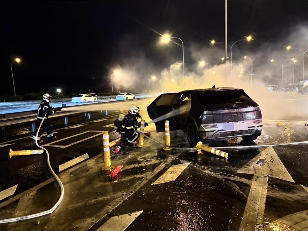 楊梅休息站自小客車自撞起火 一家八口受困3人傷重