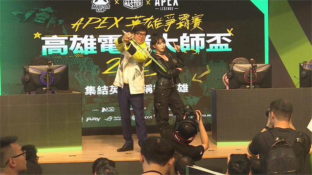 高雄電競大師盃總冠軍賽　陳其邁扮「APEX暗碼士」對決喊：比選舉還刺激