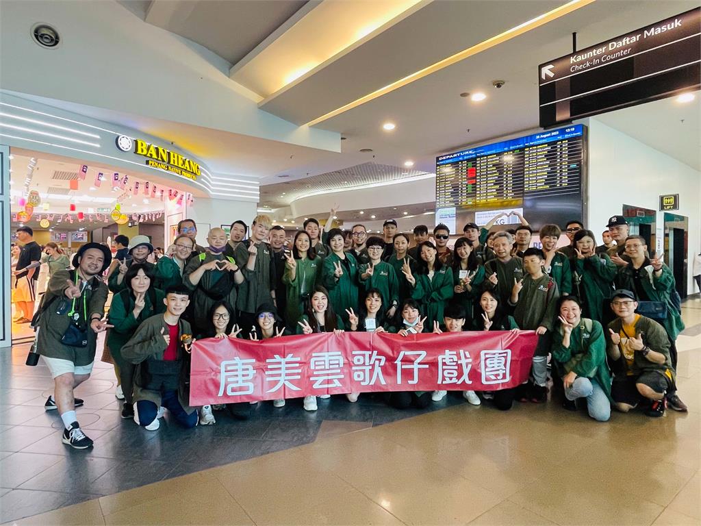 唐美雲參與檳城藝術節發揚台灣歌仔戲!90歲長者親摺花束送團員