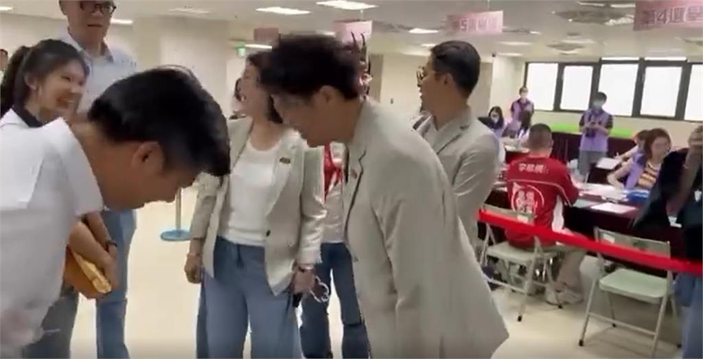快新聞／沈伯洋登記巧遇連勝文！連虧「若當選北市府將充滿青鳥」　他回這句話