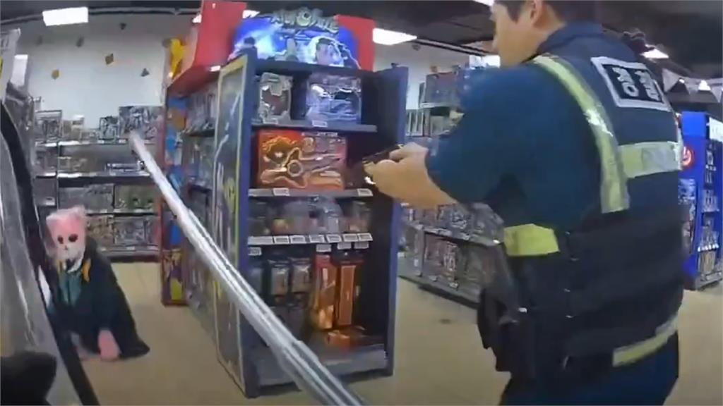 南韓貓面女闖玩具店「持刀追小孩」!遭逮時「全程喵喵叫」驚悚畫面曝光