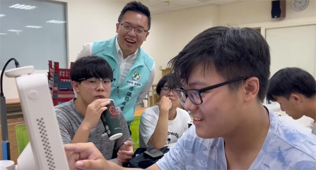 會考倒數！綠營新人曾咨耀AI猜題　何翊綾備文具組為考生加持
