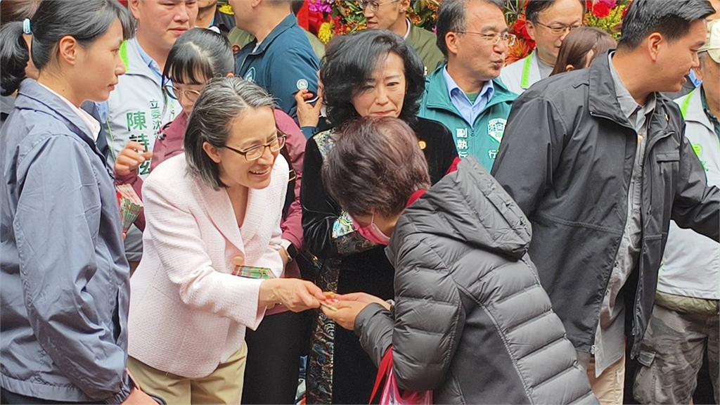 快新聞/鐵人行程!蕭美琴狂跑5宮廟發福袋 拱天宮民眾大排長龍冒雨領取