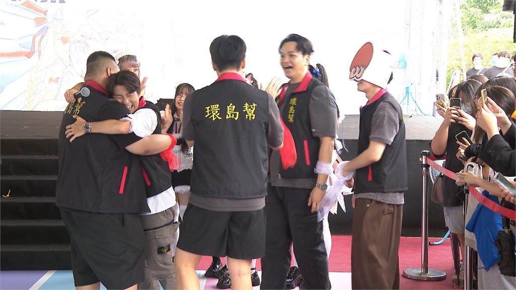 YouTuber組合「環島幫」瘋玩動漫祭 與台日女僕玩遊戲