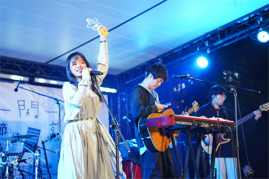 2025東興圳光藝節璀璨開幕 副縣長陳見賢點下星光照亮城市冬夜