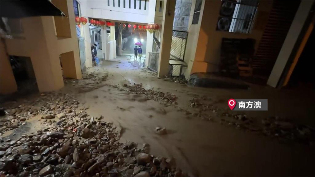 累積雨量近800毫米! 蘇澳市區水淹近一層樓 國軍橡皮艇救災