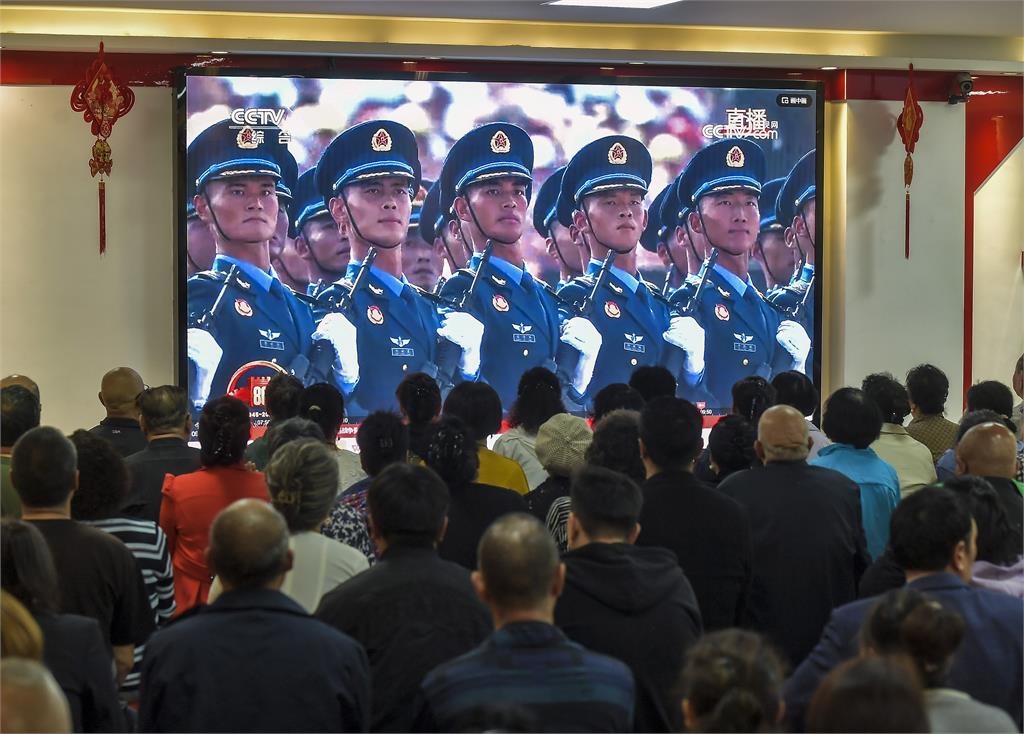 中國閱兵媒體吹「飛彈比光速快4倍」!律師笑翻酸:可統治全宇宙