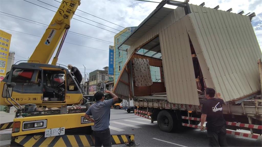 快新聞/離譜!吊車載鐵皮屋扯落電線 「移動城堡」害紅綠燈、店家停電