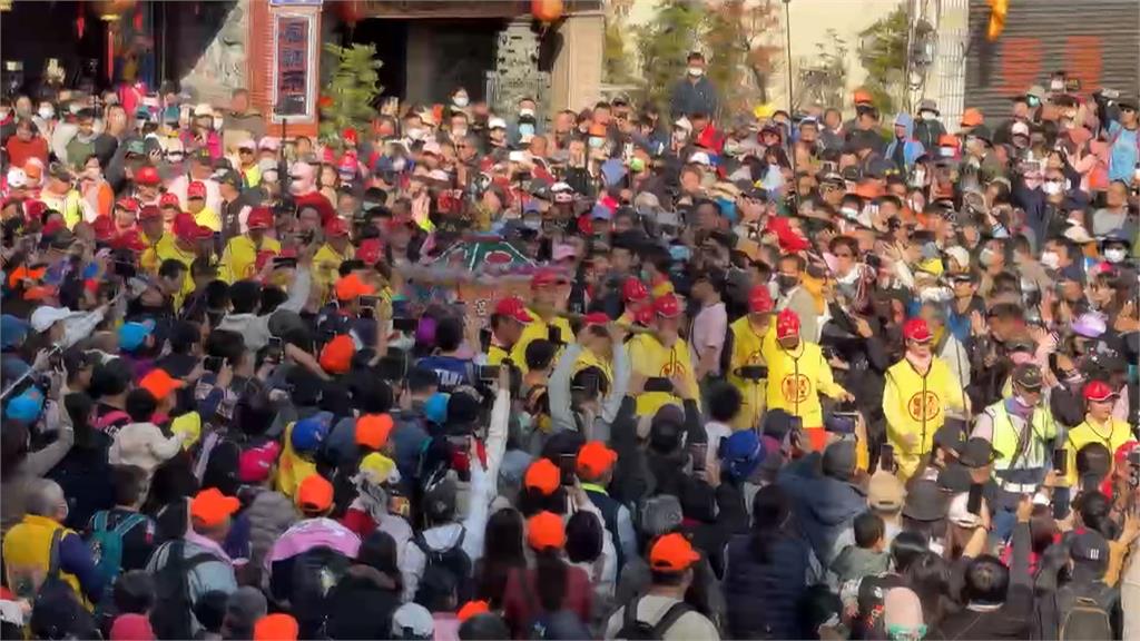 時尚山邊媽祖來了！　台中市區贊境賜福　民眾搶鑽轎腳
