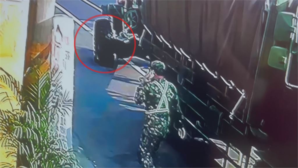 罕見！彰化「牽引式榴彈砲」爆胎　熱心民眾出動堆高機馳援