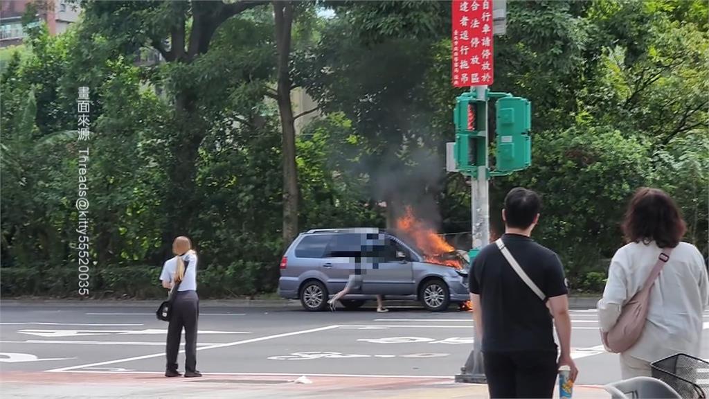 火燒車！駕駛疑精神不濟追撞小貨車　引擎蓋凹陷引起大火