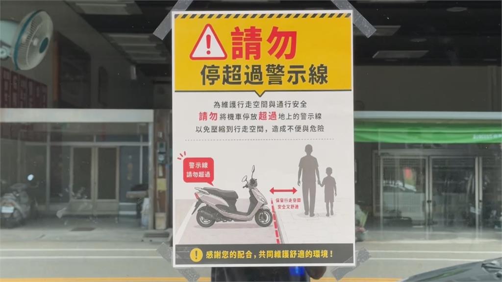 鐵捲門竟自己關下來險壓機車！　店員飛奔按停止鍵