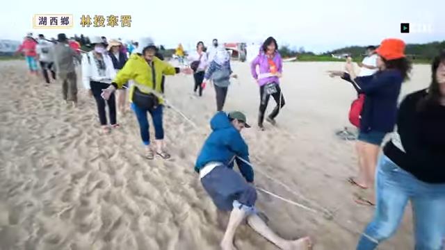 日本型男體驗澎湖在地捕魚技藝　「靠腰力支撐」放手耍帥下場出爐