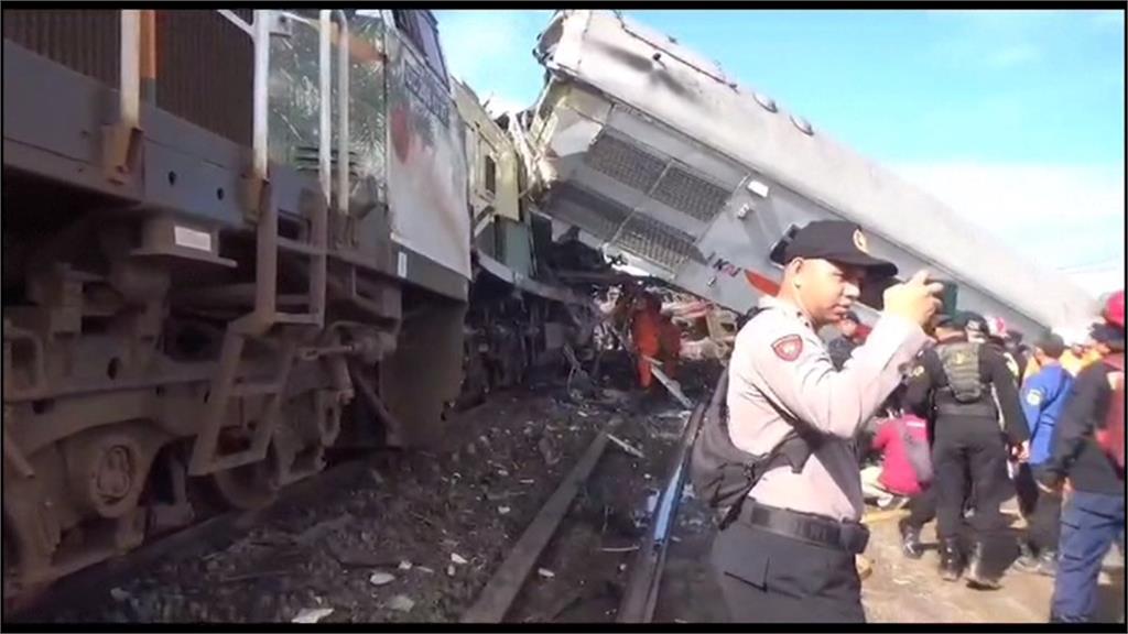 印尼爪哇島「火車相撞」翻覆　多節車廂脫軌釀至少4死37傷