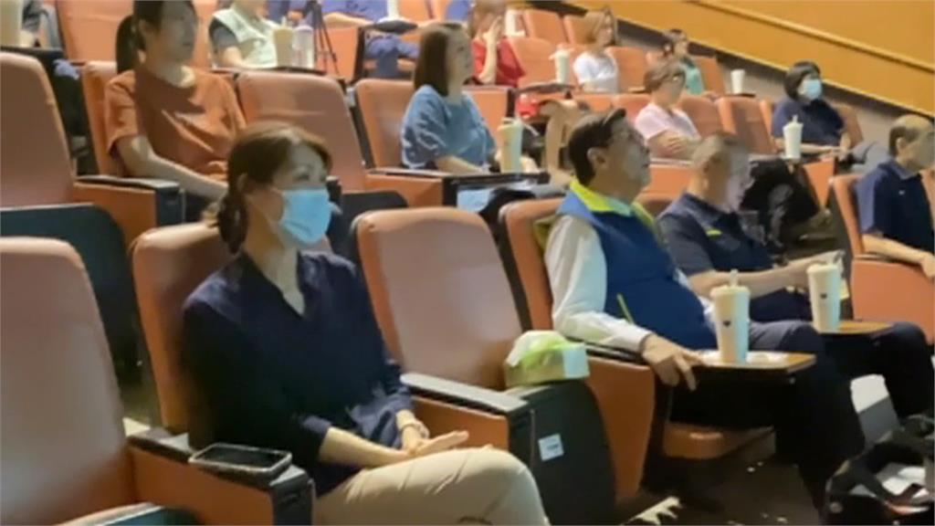 慶祝母親節無預警「愛的告白」 警花媽媽感動拭淚