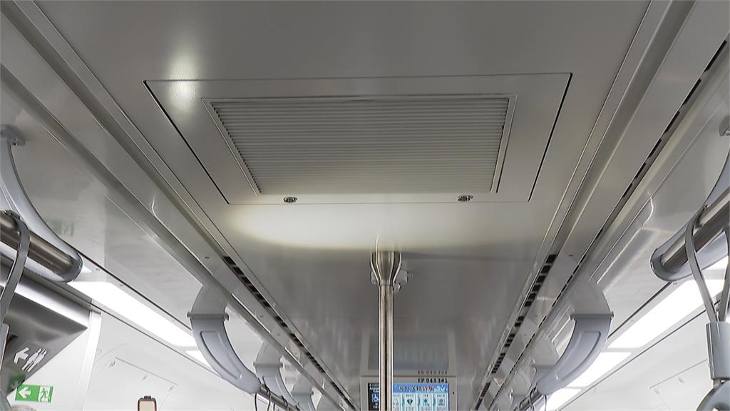 台鐵車廂狀況多！列車座椅插針頭　民眾目擊出風口漏水車廂現瀑布