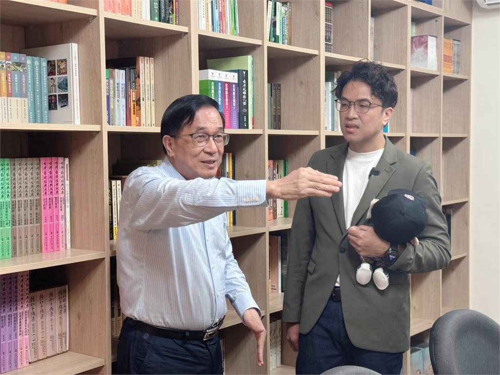 沈伯洋加到「活網總統」LINE!陳致中爆料「1迷因表情」全網笑翻