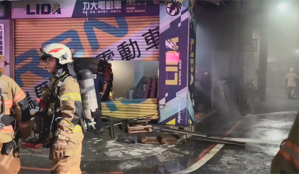 幾天前才遇水災...台南電動機車行深夜火警救3人