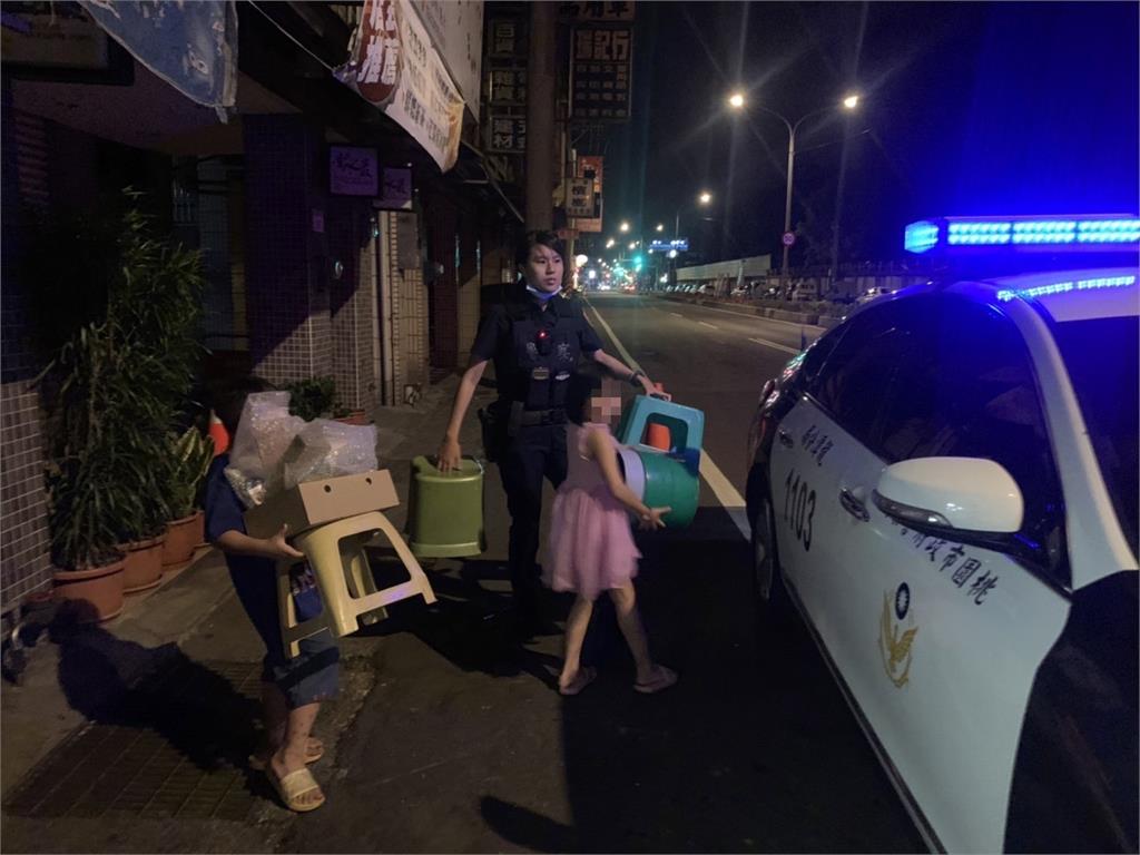 7歲兄、6歲妹深夜雨中擺攤賣飾品 警到場關心背後故事惹鼻酸