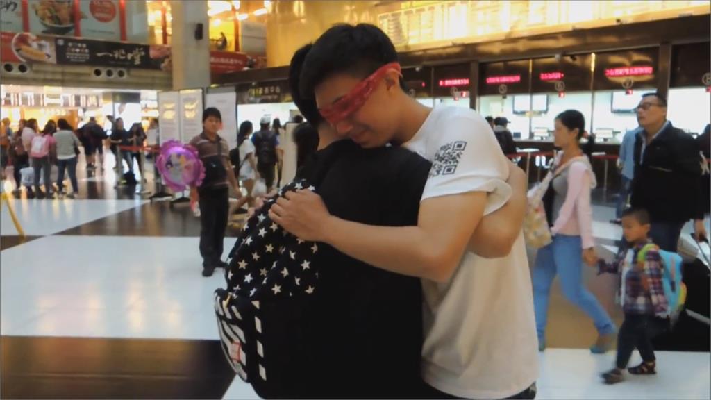 Free Hugs!他街頭矇眼擁抱陌生人 擁抱力量大於你的想像