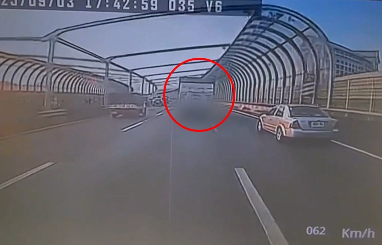 私中校車台74線疑遇逼車? 貨車撞車後竟肇逃