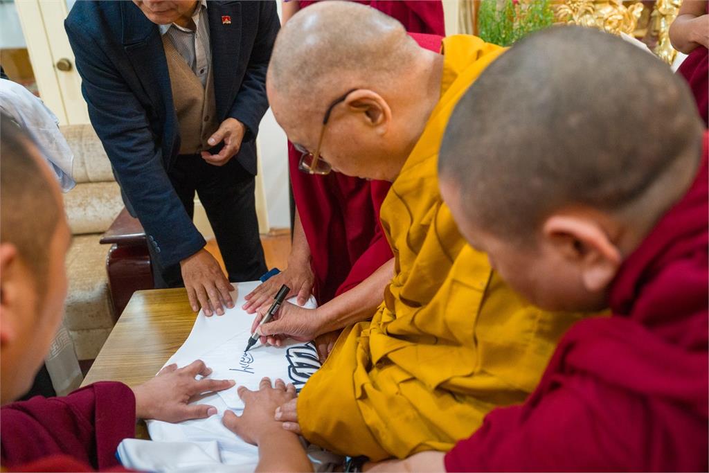 吳沛憶率史上最大團赴印！為達賴喇嘛90歲祝壽　尊者加持Team Taiwan球衣