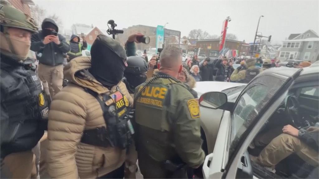 反對ICE執法　加州男扮蝙蝠俠現身NFL超級盃痛斥官員