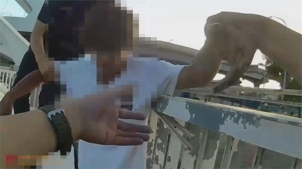 勇警「爬10樓大橋」勸下尋短男 事後回想曝:當下害怕但救人要緊