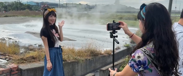 屏東萬丹泥火山再噴發 住家門口泥漿噴出