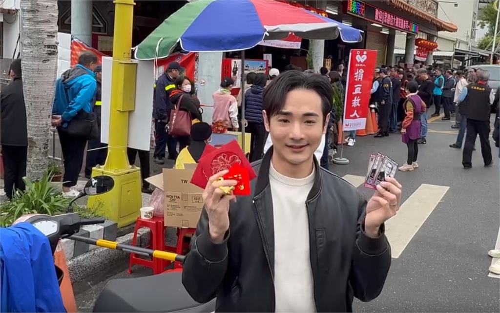 八炯正面對決國民黨總召!傅崐萁拒收「反共小卡」…他笑虧:收了會遭天譴