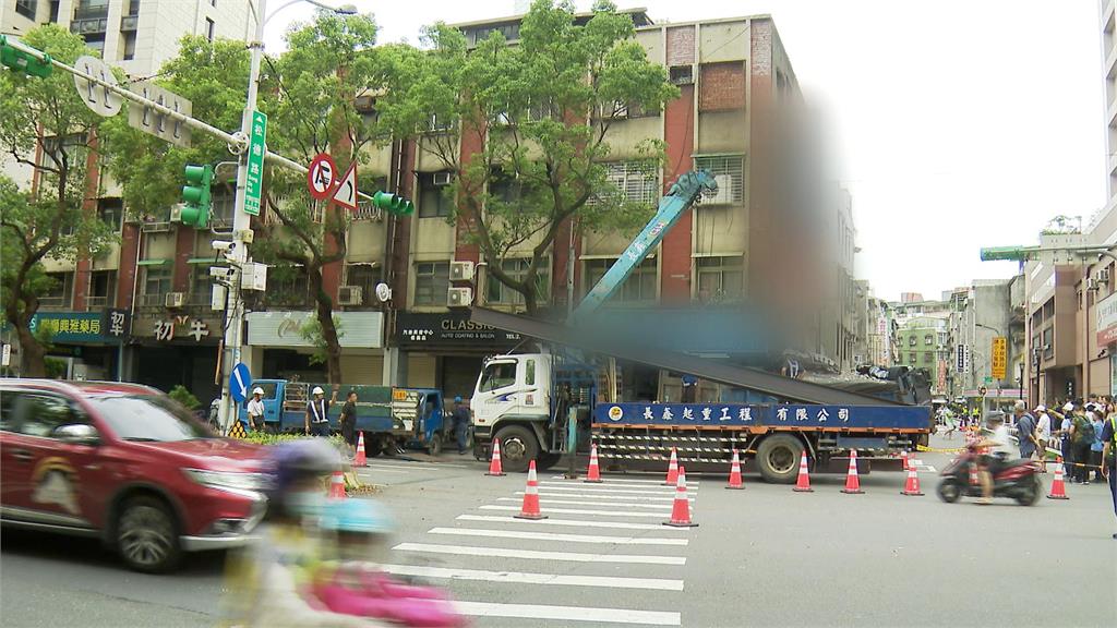 「撞斷民宅梁柱」砂石車脫離了 H鋼樑支撐!市府諾3天內做完鑑定