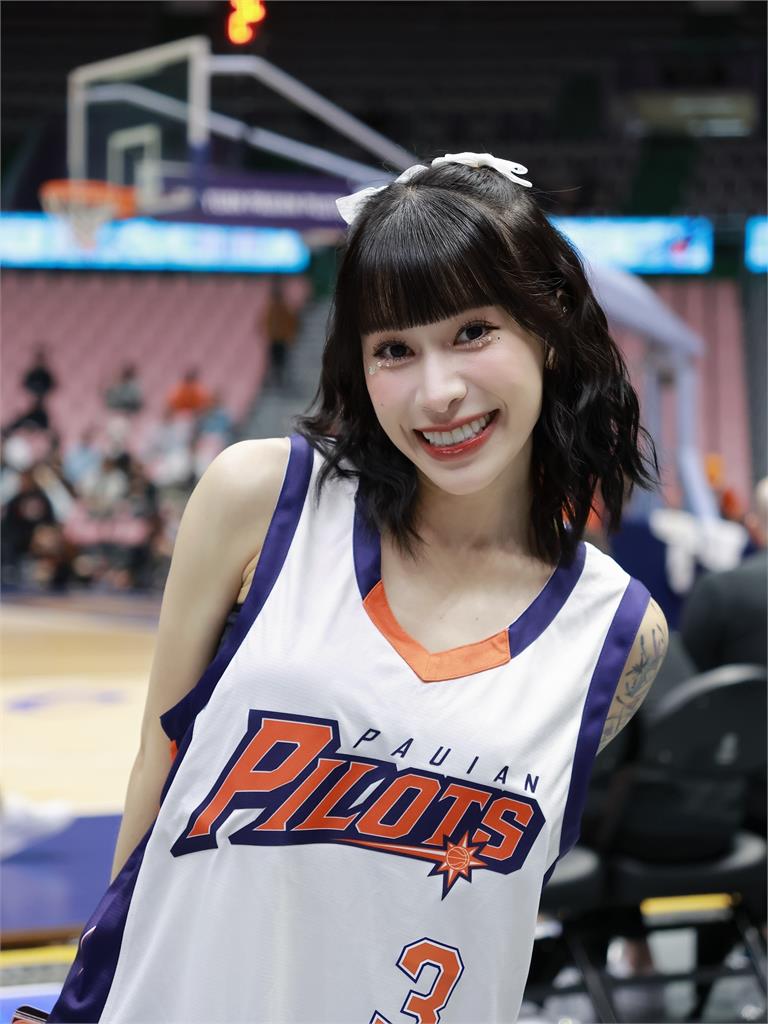 PLG/女球迷無預警「中空挺胸律動」 竟是球場界王心凌嗨喊:謝賞飯吃