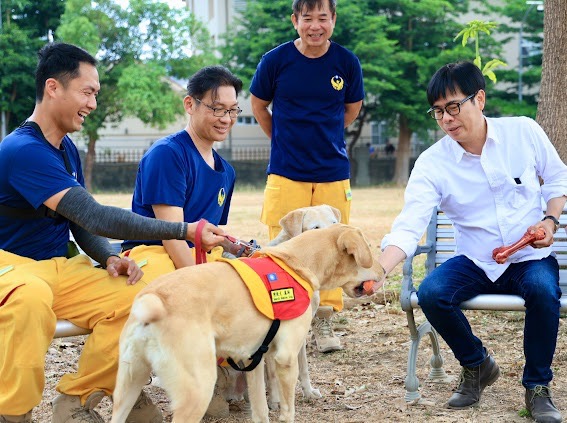 國際搜救犬日 陳其邁慰勞汪汪隊送上禮物