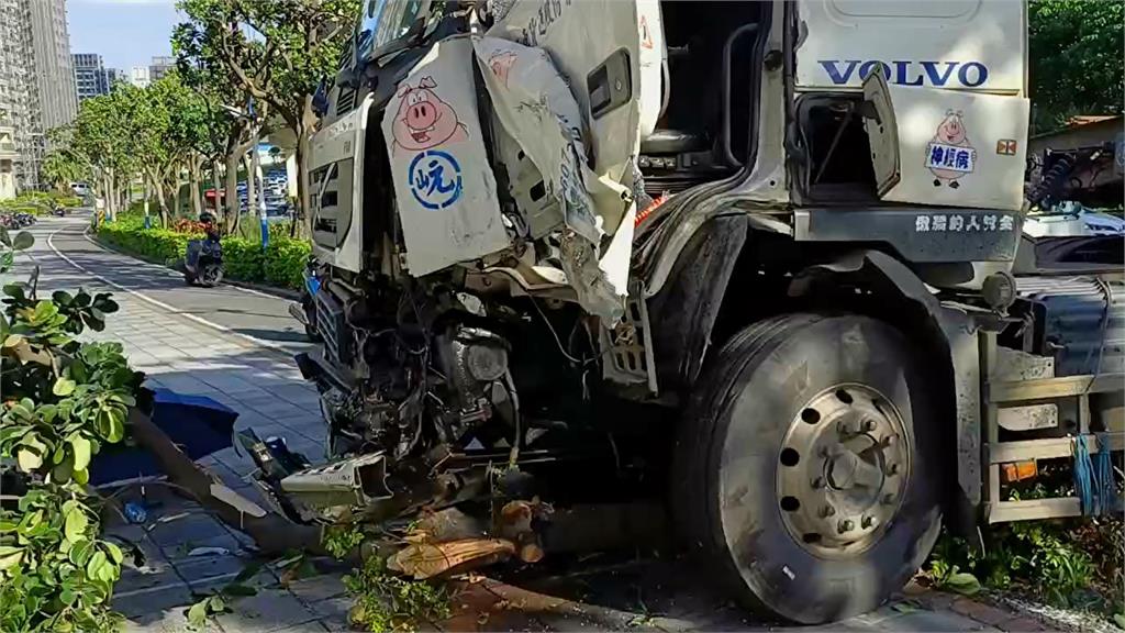 最新/淡水再傳車禍!拖板車失控自撞安全島「駕駛昏迷送醫」
