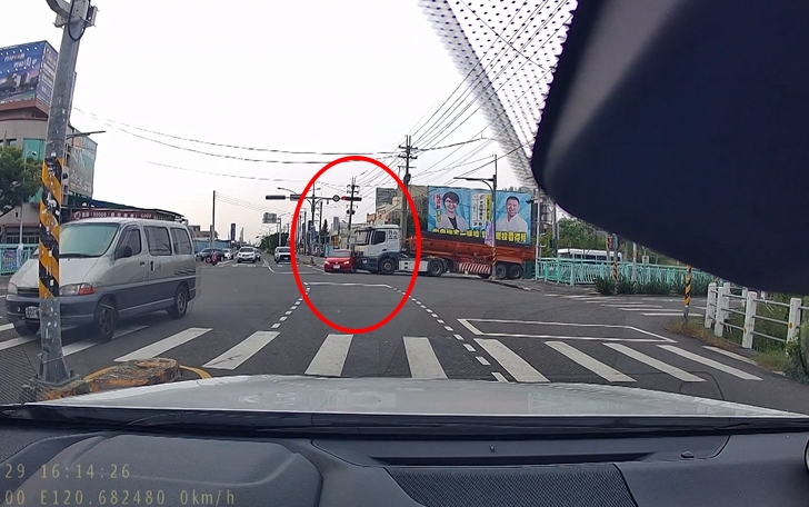 說轉就轉？轎車切西瓜左轉　直行砂石車煞車不及釀追撞