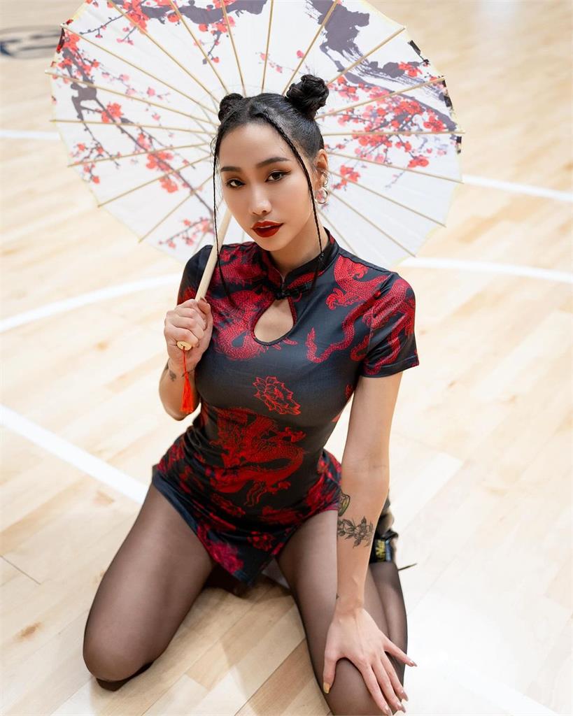 啦啦隊女神旗袍「炸股Look」畫面曝!網全讚天生模特 啦啦隊女神旗袍「炸股Look」畫面曝光!網讚「天生模特」:最後1張笑倒