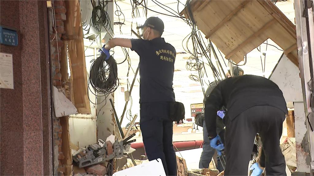 砰！三立電視採訪車「衝破銀行」　10人輕重傷其中3人一度進加護