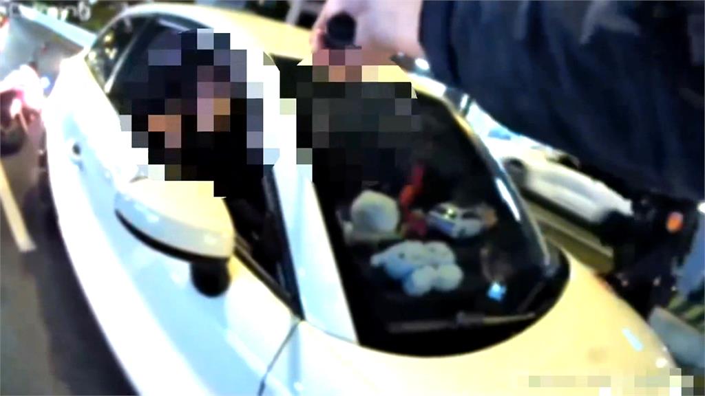 太危險!毒品前科男大馬路上橫衝直撞 警拿警棍對峙